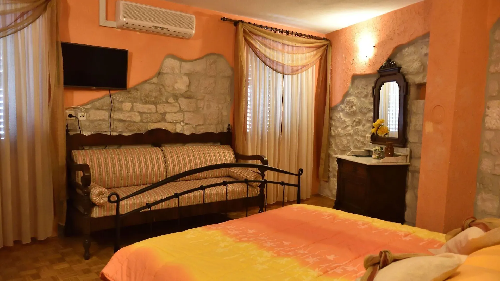 Palace Derossi Trogir 3*,