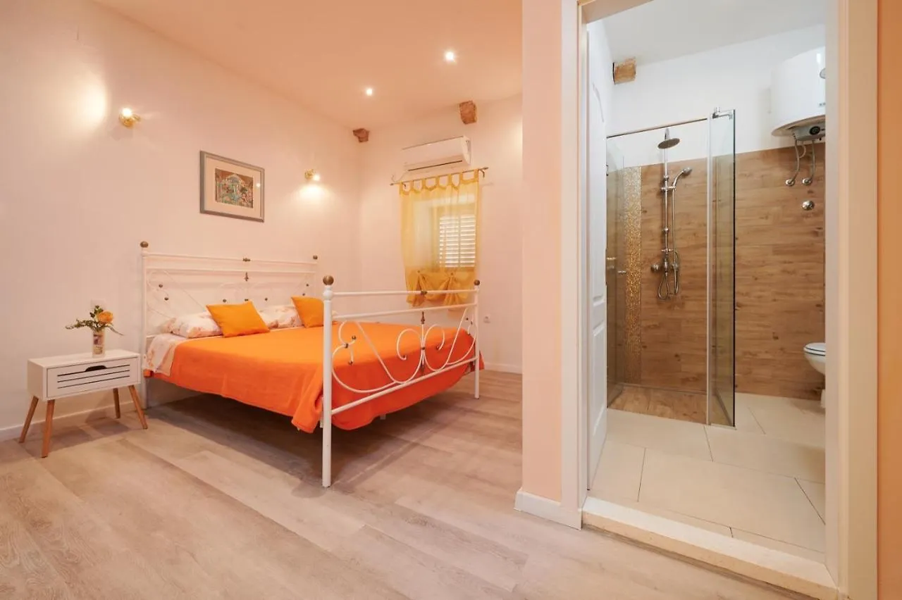 Palace Derossi Trogir 3*,