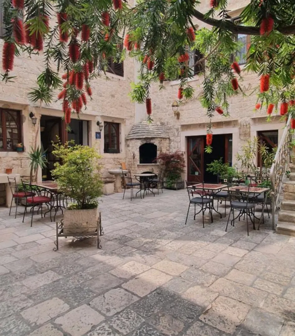 Palace Derossi Trogir 3*,