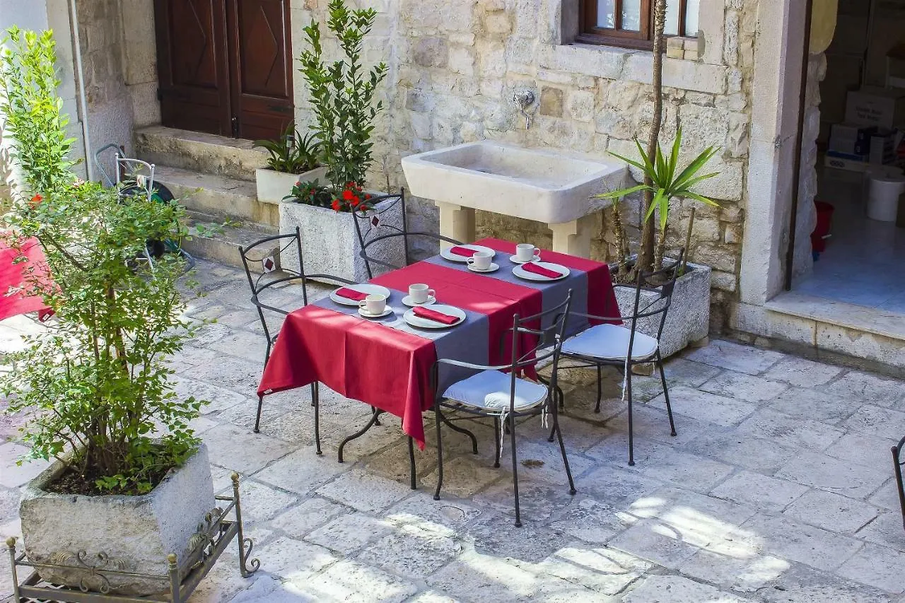 Palace Derossi Trogir 3*,