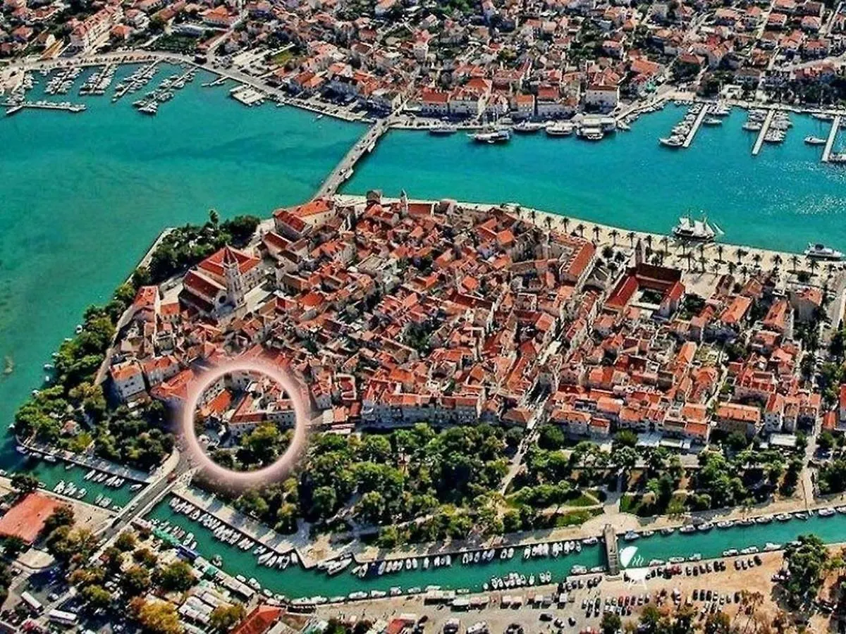 Palace Derossi Trogir Bed & Breakfast