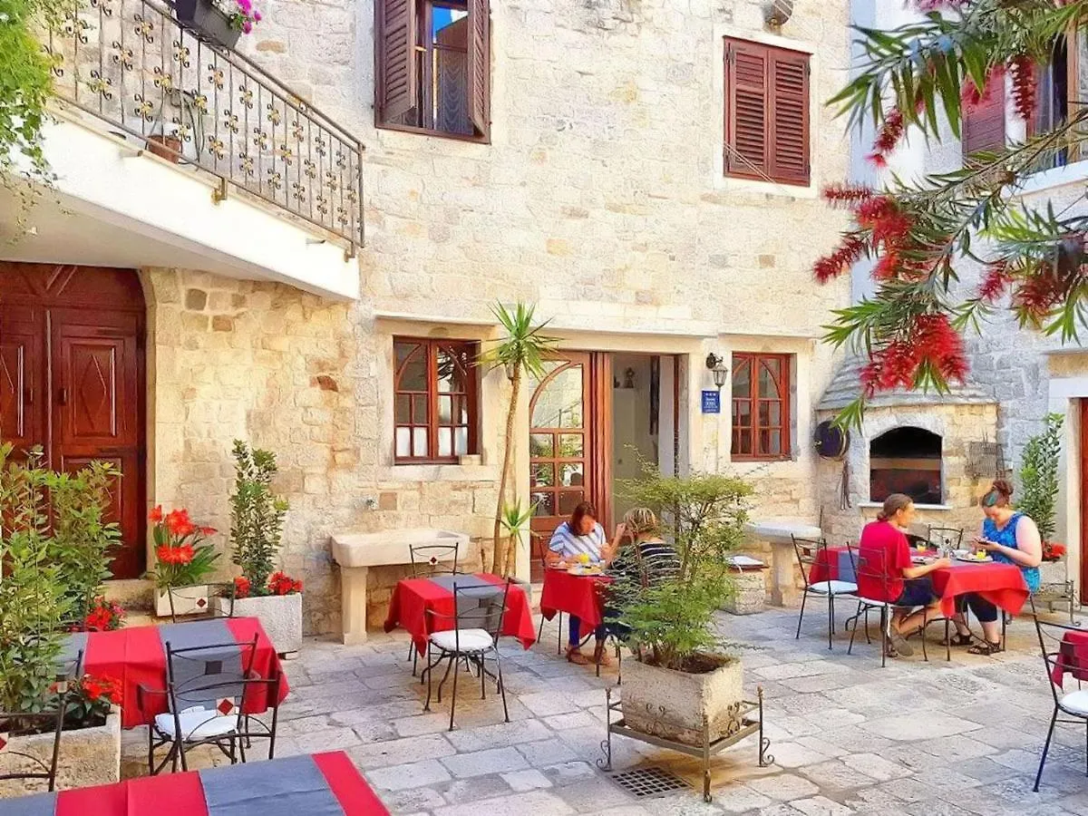Palace Derossi Trogir Bed & Breakfast